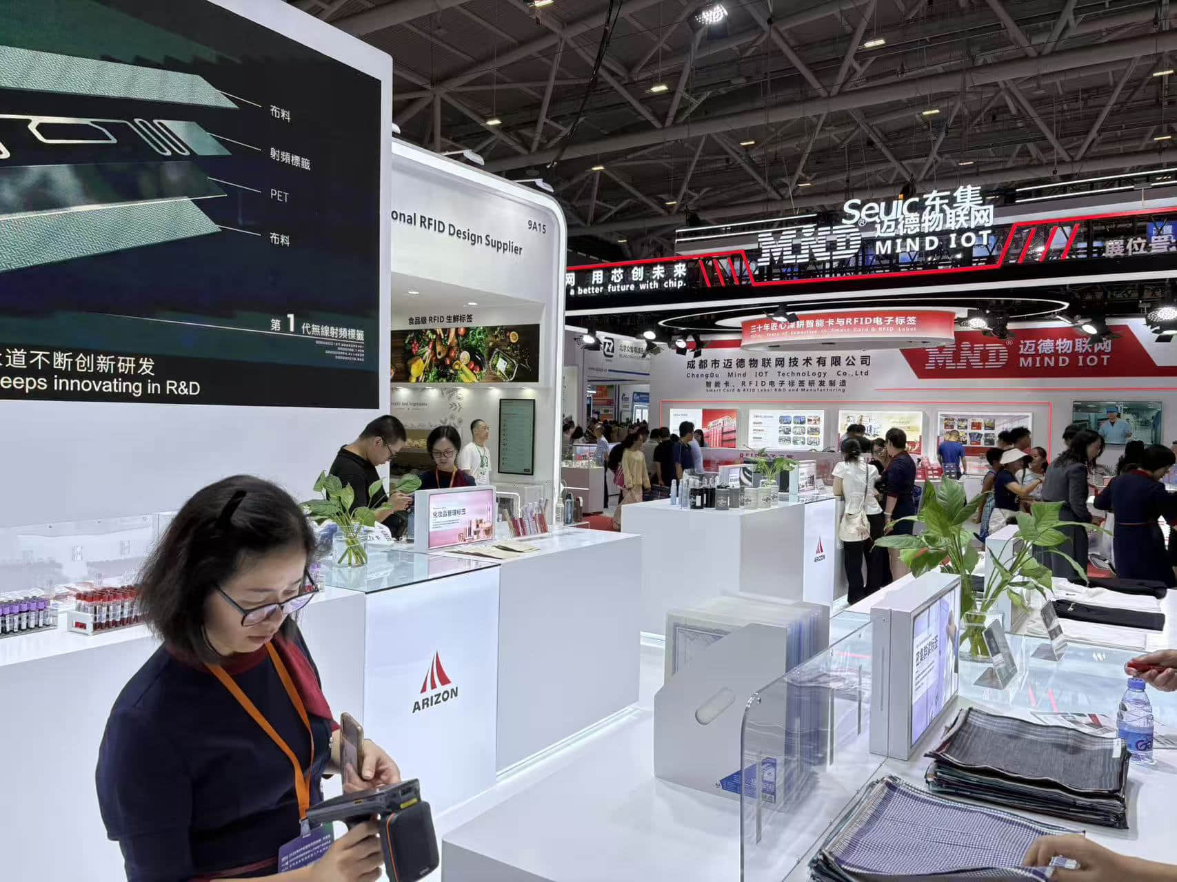 RFID demonstrations and product displays on the exhibition floor, including the ARIZON and MIND IOT booths.