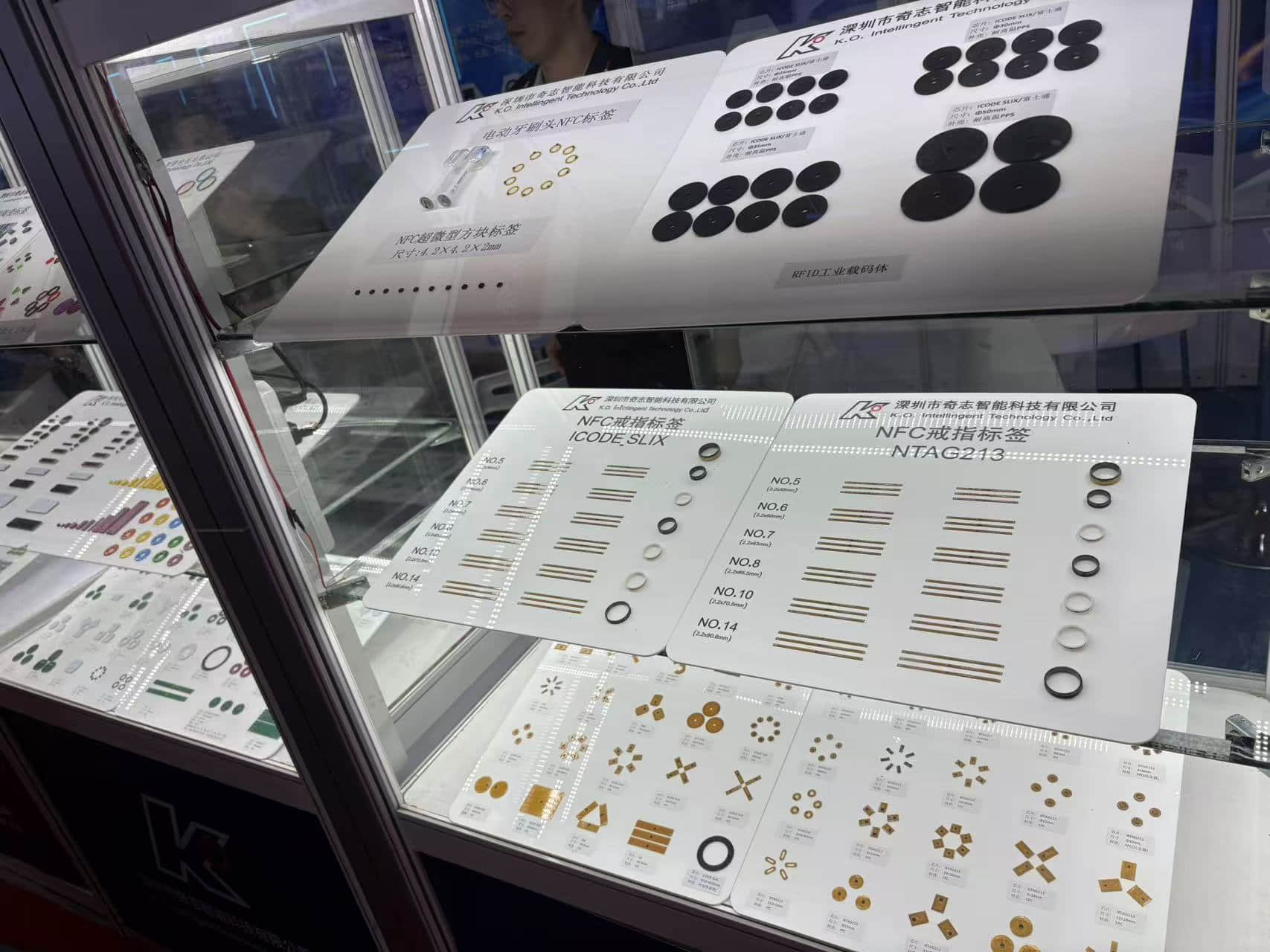 K.O. Intelligent Technology 展示的 NFC 戒指标签、微型元件和工业 RFID 标签样品。